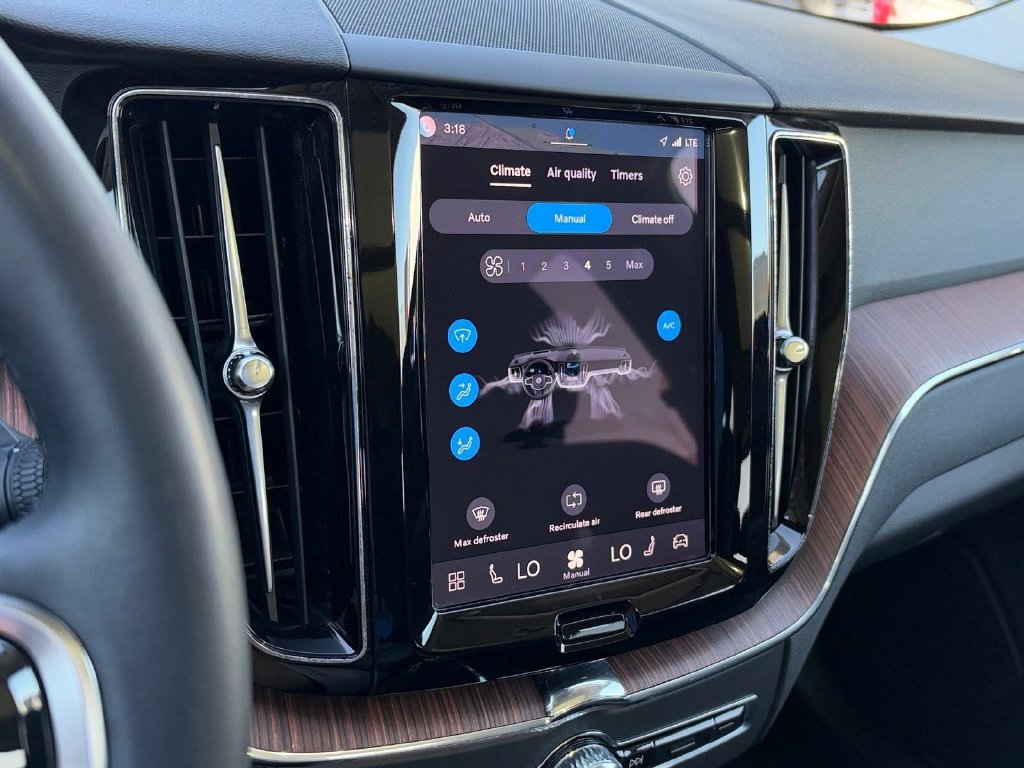 Certified 2024 Volvo XC60 T8 Plus w/ Protection Package Premier AWD/4WD image 16