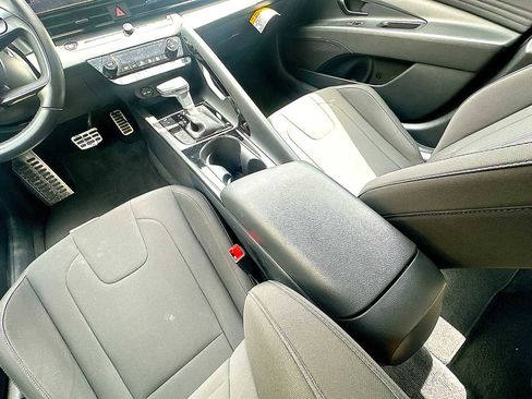 Used 2025 Hyundai Elantra SEL image 22