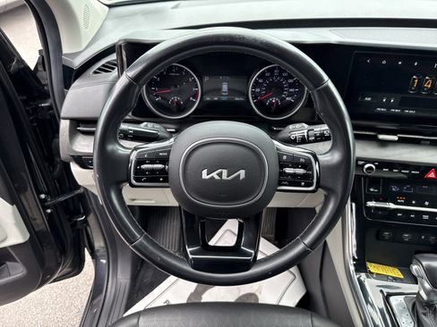 Used 2022 Kia Carnival EX FWD image 18