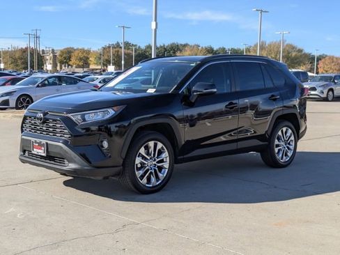 Used 2021 Toyota RAV4 XLE Premium image 10