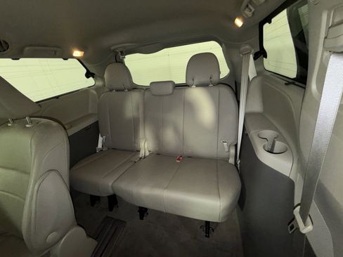 Used 2018 Toyota Sienna XLE image 26