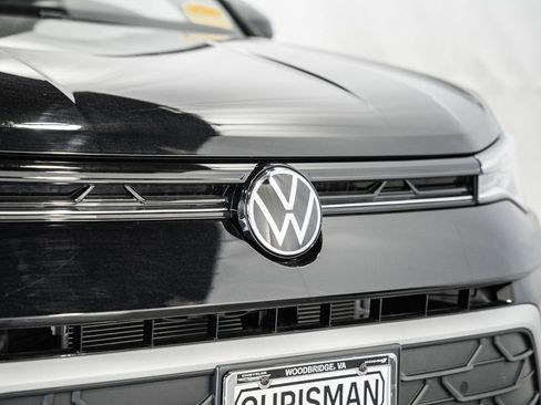 Used 2025 Volkswagen Taos SE w/ Panoramic Sunroof Package image 14