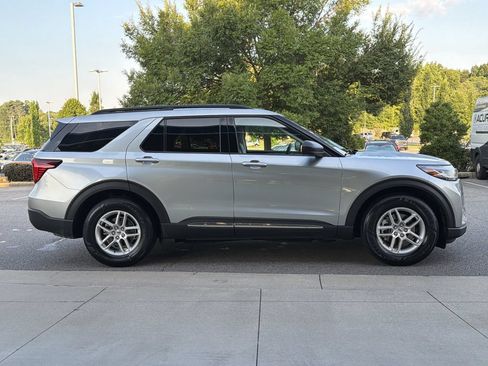 Used 2025 Ford Explorer Active w/ Active Comfort Package RWD image 3