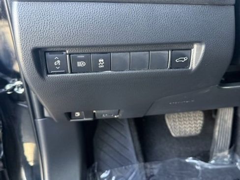 Certified 2022 Toyota Venza LE image 16