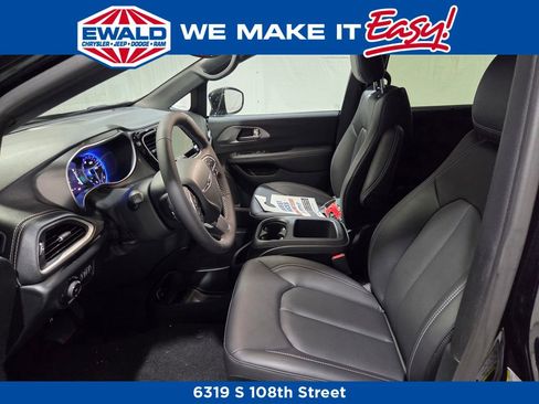 New 2026 Chrysler Pacifica Select image 7