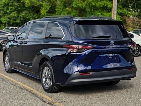 Used 2023 Toyota Sienna LE AWD/4WD image 5