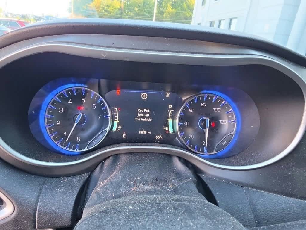 Used 2023 Chrysler Pacifica Touring-L FWD image 2