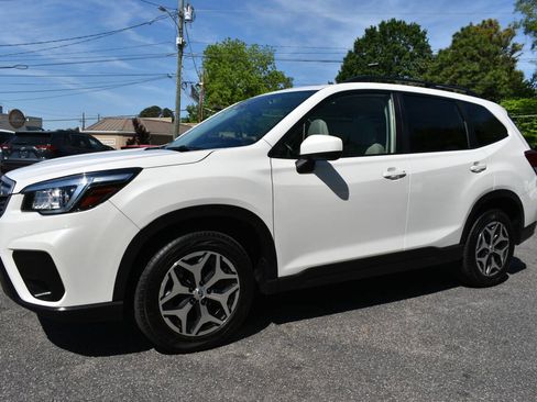 Used 2020 Subaru Forester Premium image 2