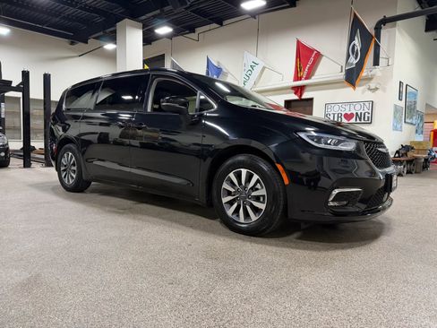Used 2023 Chrysler Pacifica Touring-L FWD image 3