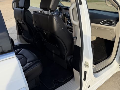Used 2023 Chrysler Pacifica Touring-L image 33