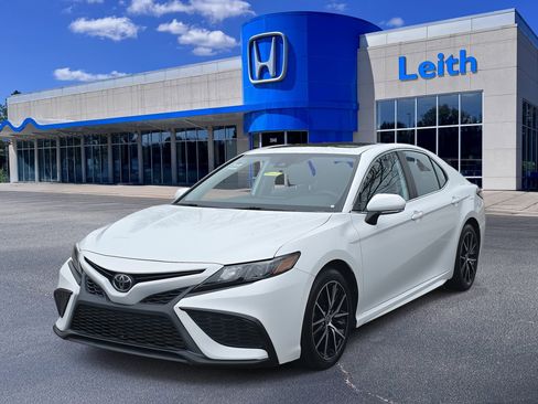 Used 2021 Toyota Camry SE image 1