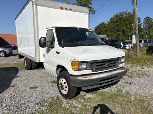 Used 2005 Ford E-350 and Econoline 350 Super Duty image 2