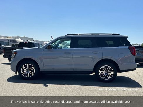 Used 2025 Ford Expedition Active AWD/4WD image 3