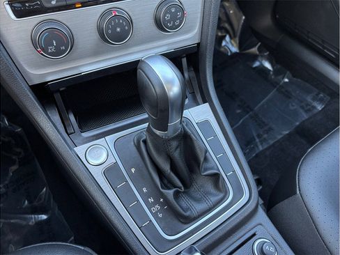 Used 2017 Volkswagen Golf Wolfsburg Edition image 33