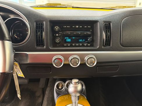 Used 2004 Chevrolet SSR w/ Preferred Equipment Group RWD image 23