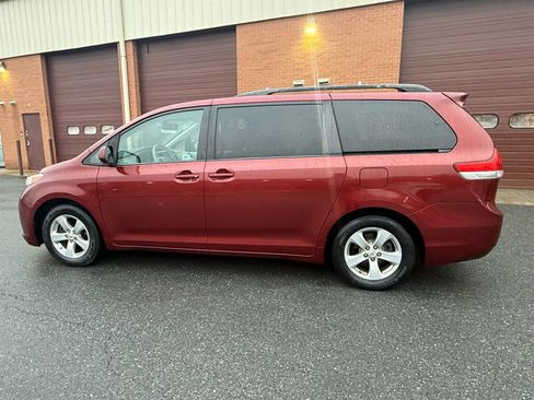 Used 2012 Toyota Sienna LE image 2