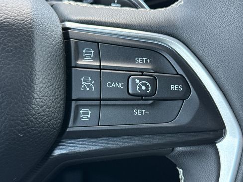 Used 2025 Jeep Grand Cherokee Altitude AWD/4WD image 18