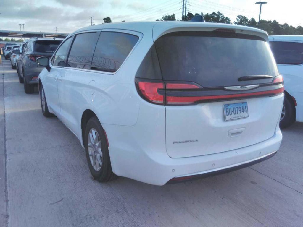 Used 2024 Chrysler Pacifica Touring-L FWD image 7