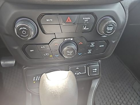 Certified 2022 Jeep Renegade Latitude image 30