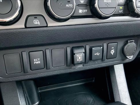 Used 2022 Toyota Tacoma TRD Off-Road image 32