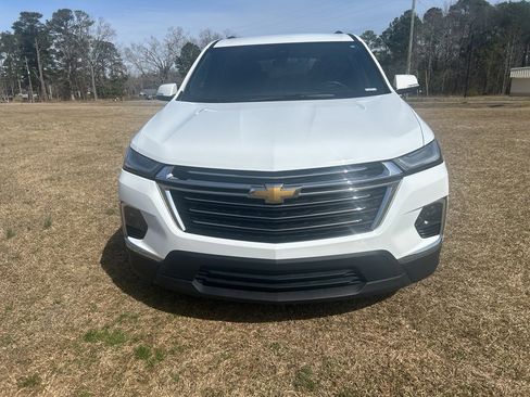 Used 2023 Chevrolet Traverse LT image 3