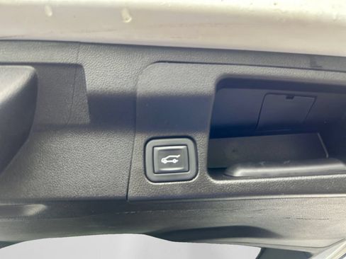 Used 2022 GMC Acadia SLT w/ LPO, Floor Liner Package AWD/4WD image 17