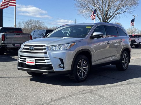 Used 2019 Toyota Highlander XLE image 3