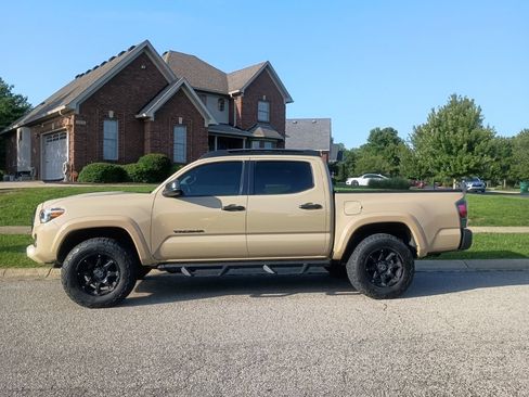 Used 2017 Toyota Tacoma TRD Sport w/ Tow Package (A/T) AWD/4WD image 3