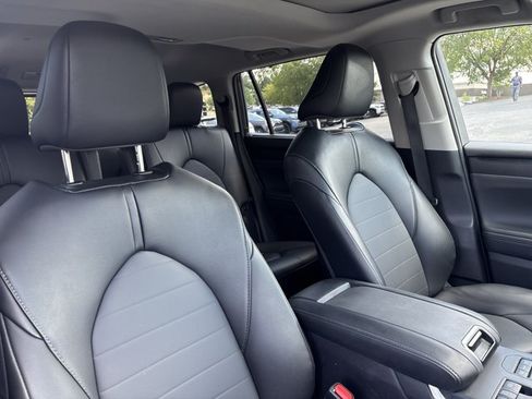 Used 2025 Toyota Highlander XLE AWD/4WD image 28
