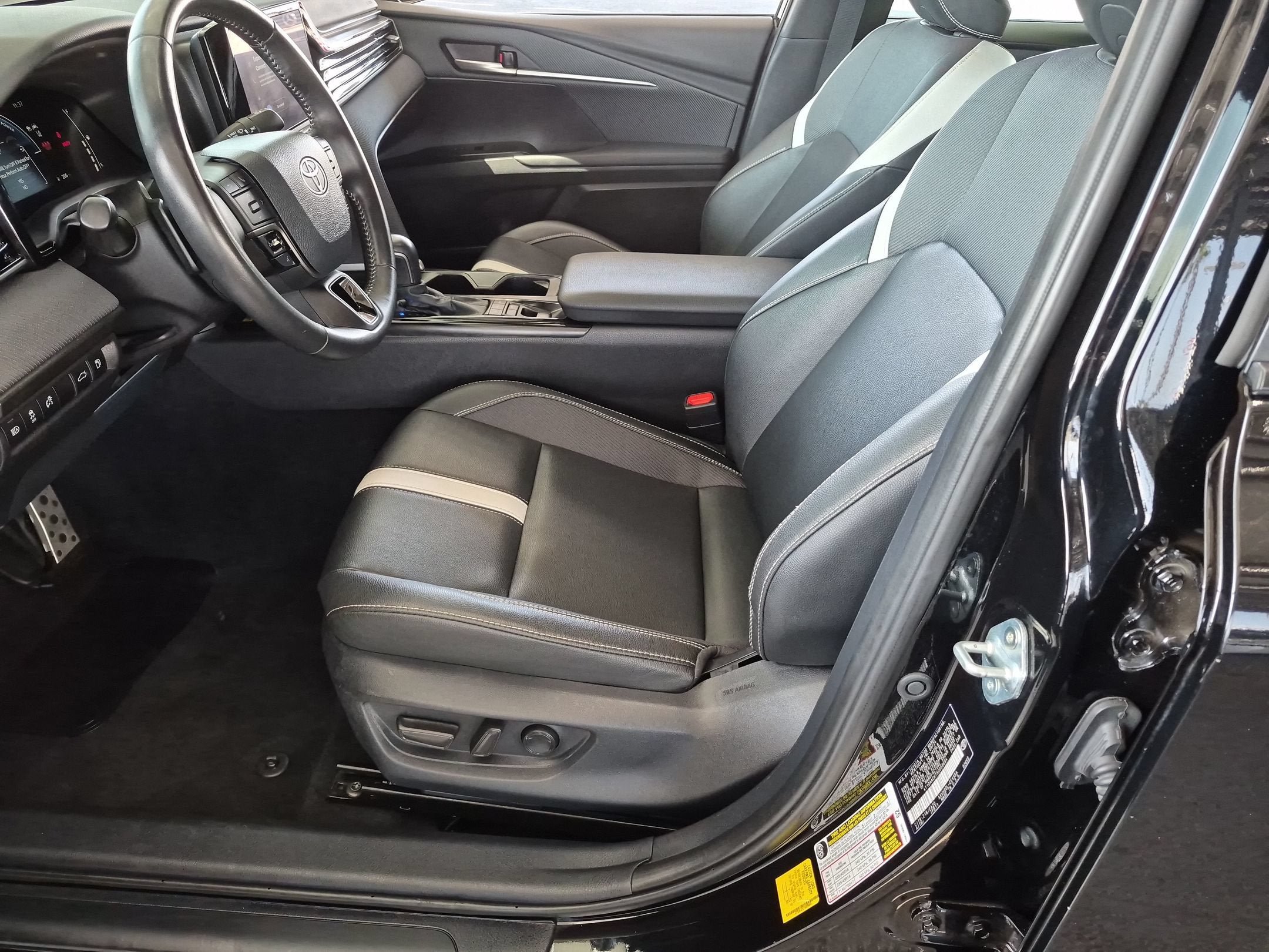 Used 2025 Toyota Camry SE FWD image 13