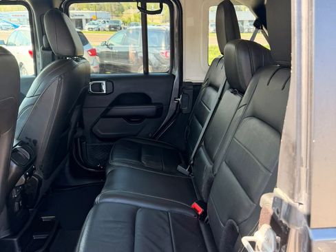 Used 2018 Jeep Wrangler Unlimited Sahara AWD/4WD image 15