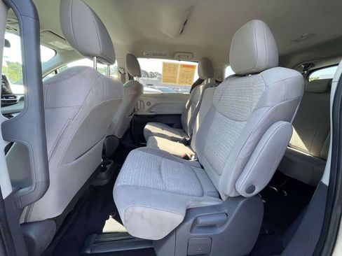 Used 2021 Toyota Sienna LE FWD image 15