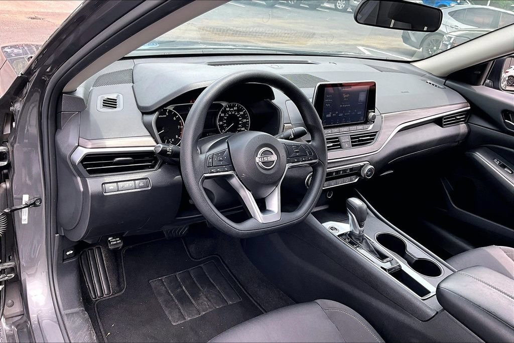 Used 2025 Nissan Altima 2.5 SV FWD image 15