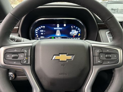 Used 2023 Chevrolet Suburban LT w/ Luxury Package image 15