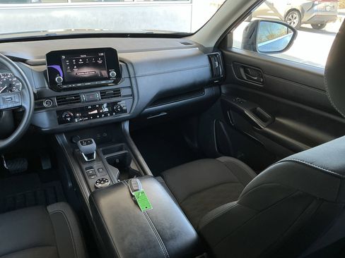 Used 2024 Nissan Pathfinder S image 16