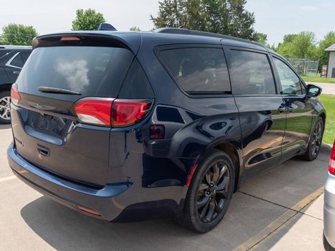 Used 2018 Chrysler Pacifica Touring Plus w/ S Appearance Package FWD image 7