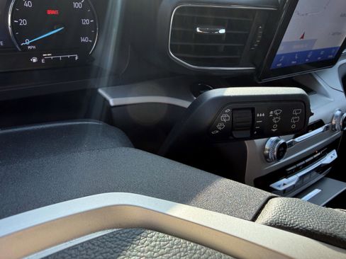 Used 2022 Ford Explorer XLT w/ Equipment Group 202A image 17