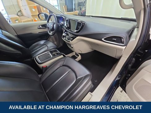 Used 2023 Chrysler Pacifica Touring-L FWD image 37