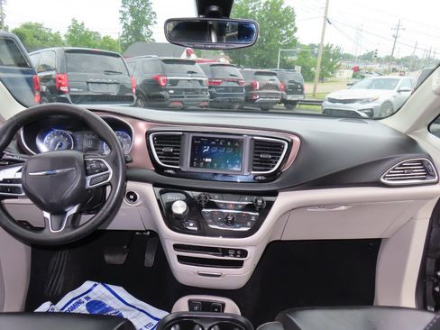 Used 2020 Chrysler Voyager Lxi FWD image 41
