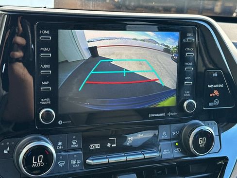 Used 2021 Toyota Highlander XLE FWD image 23