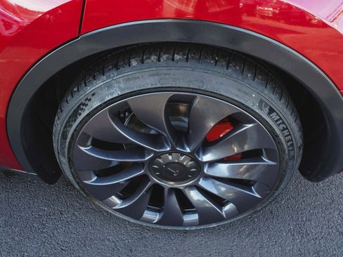 Used 2024 Tesla Model Y Performance image 7