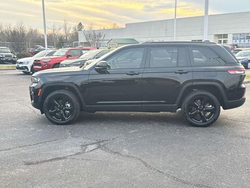 Used 2023 Jeep Grand Cherokee Limited w/ Black Appearance Package image 5