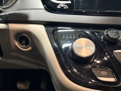 Used 2024 Chrysler Pacifica Touring-L FWD image 23
