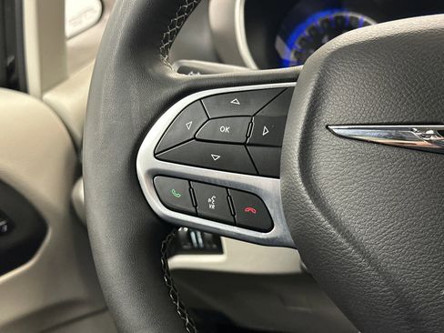 Used 2024 Chrysler Pacifica Touring-L image 25