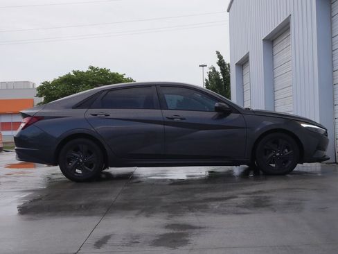Used 2021 Hyundai Elantra SEL w/ Convenience Package FWD image 9