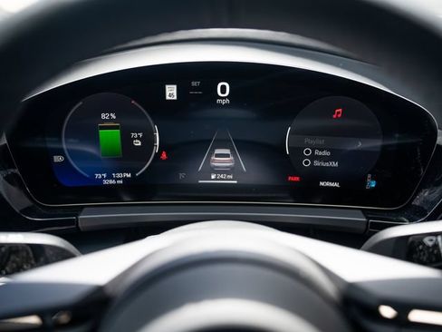 Certified 2024 Porsche Macan Turbo Electric AWD/4WD image 24