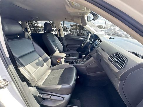 Used 2021 Volkswagen Tiguan SE image 28