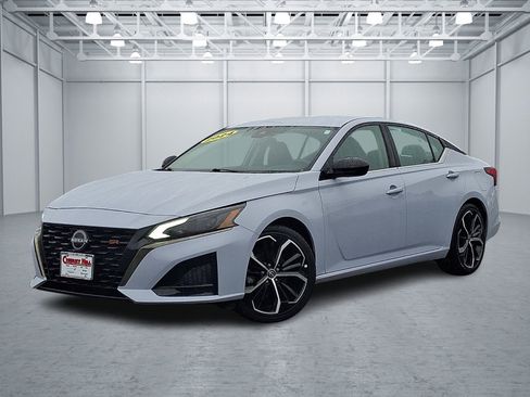 Used 2024 Nissan Altima 2.5 SR image 1