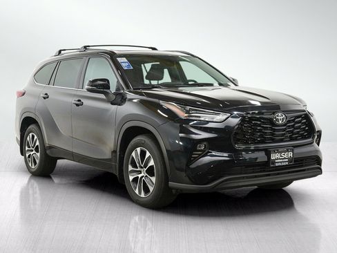 Used 2023 Toyota Highlander XLE AWD/4WD image 7