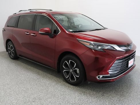 Used 2025 Toyota Sienna Platinum AWD/4WD image 4